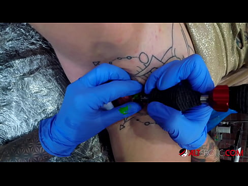 ❤️ Musikana ane nyora zvakanyanya Sully Savage akawana tattoo pa clitoris yake Russian zvinonyadzisira ️❤